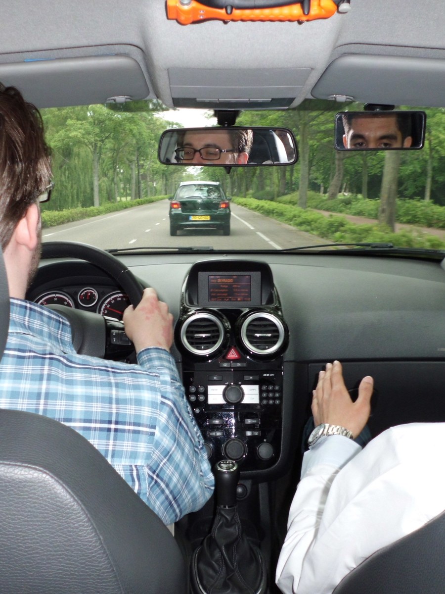 Rijles in de lesauto van Rijschool Rijswijk, instructeur naast de leerling