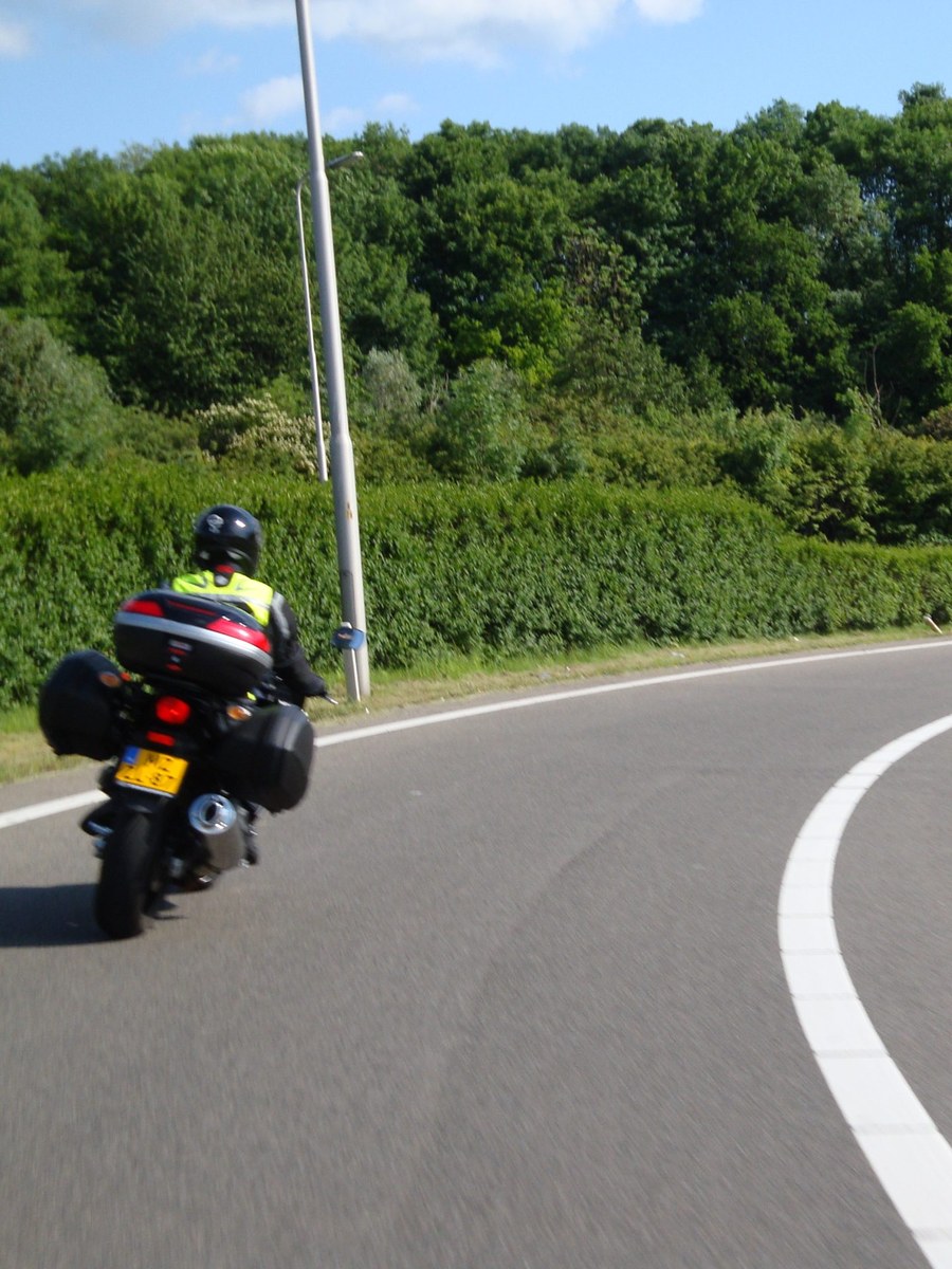 Motorrijles op de weg met Rijschool Rijswijk