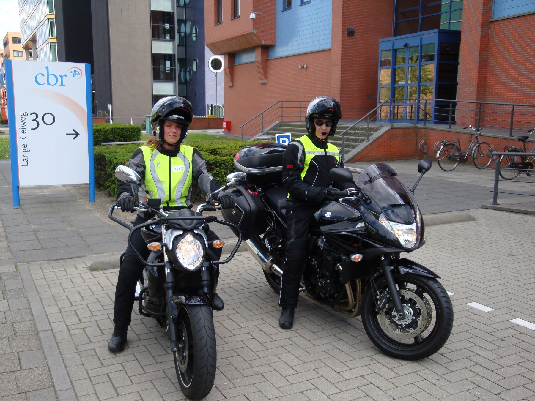 Twee motorinstructeurs van Rijschool Rijswijk bij het CBR aan de Lange Kleiweg